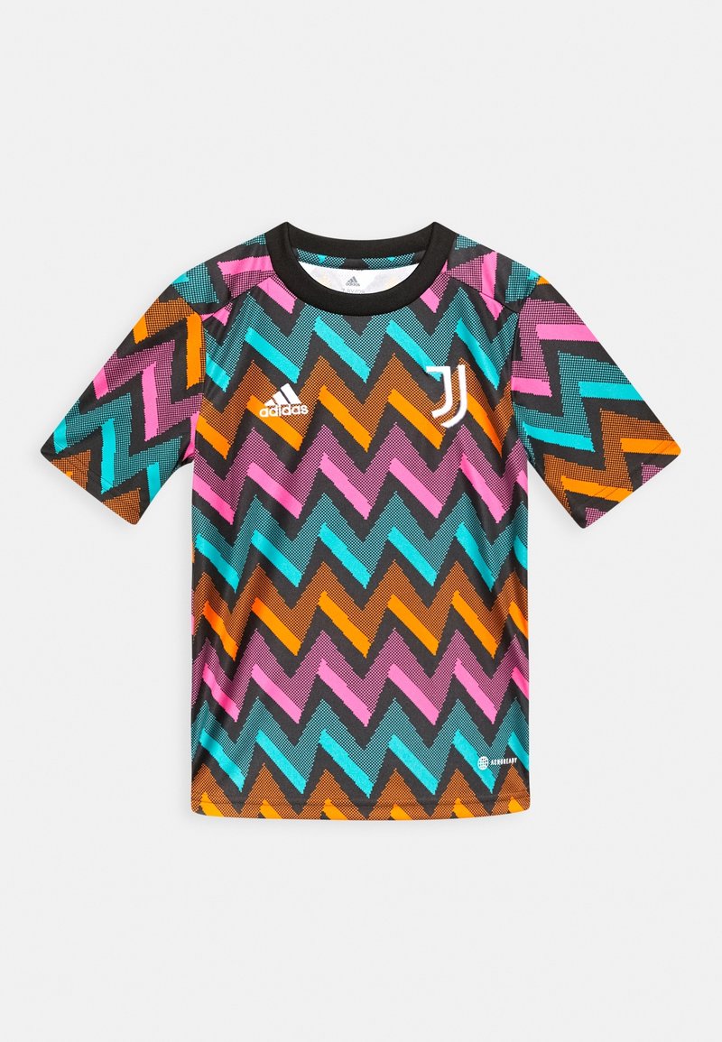 Camiseta de manga corta en negro, con un patrón de zigzag en rosa, azul, naranja y marrón. Incluye un logo de Adidas y un emblema de Juventus.