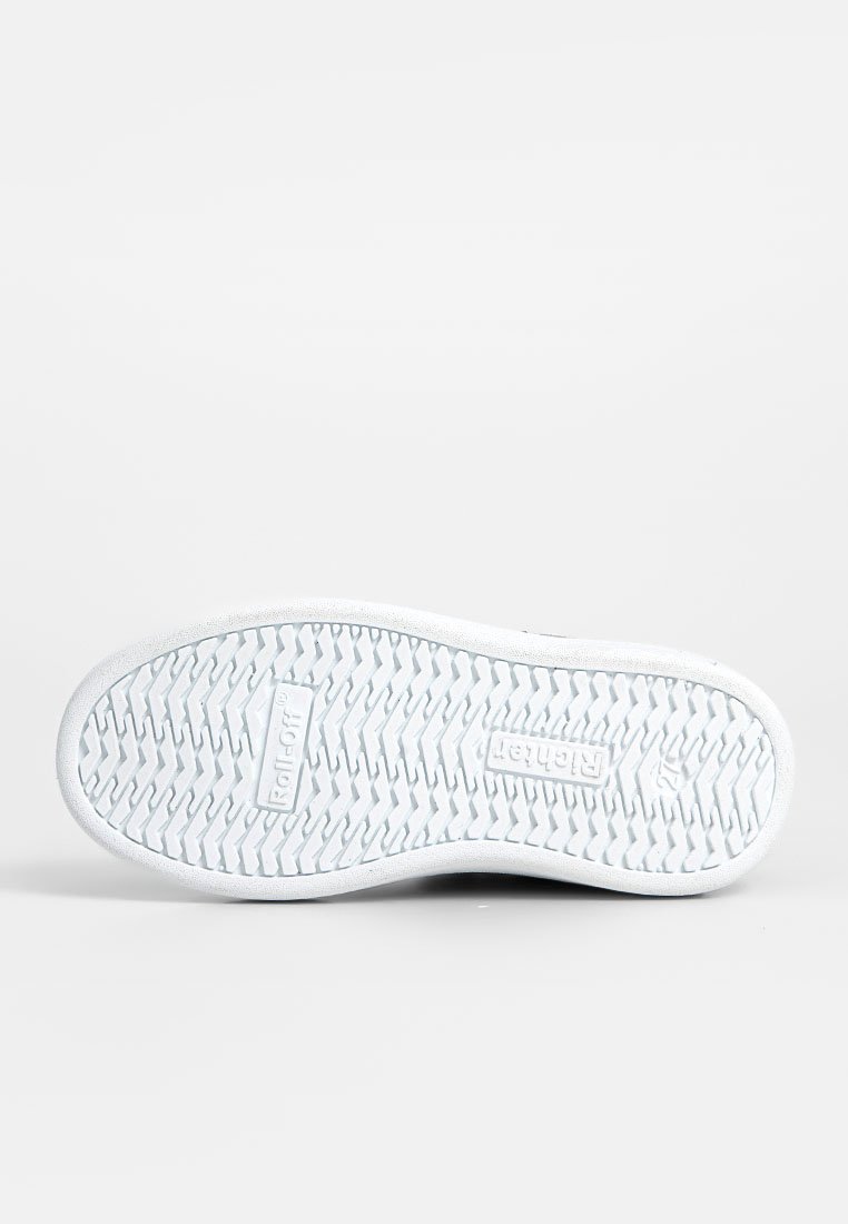 Semelle de chaussure en caoutchouc blanche avec un motif de semelle en chevrons et un marquage en relief. Le bord est légèrement arrondi pour le confort et l'adhérence.