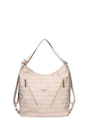 Sac à épaule beige avec des fermetures éclair dorées et un motif répété du texte « Gian Marco Venturi », doté d'une poignée courte et d'une sangle amovible.