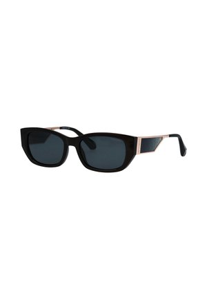 Schwarze rechteckige Sonnenbrille mit dunklen Gläsern und roségoldenen Metallakzenten an den Bügeln vor weißem Hintergrund.