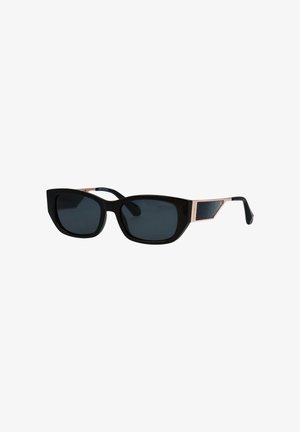 Schwarze rechteckige Sonnenbrille mit dunklen Gläsern und roségoldenen Metallakzenten an den Bügeln vor weißem Hintergrund.