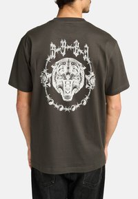 Donkergrijze katoenen T-shirt met een grote witte tijgerafbeelding omringd door rozen en prikkeldraad op de achterkant, kortemouwen, ontspannen pasvorm.