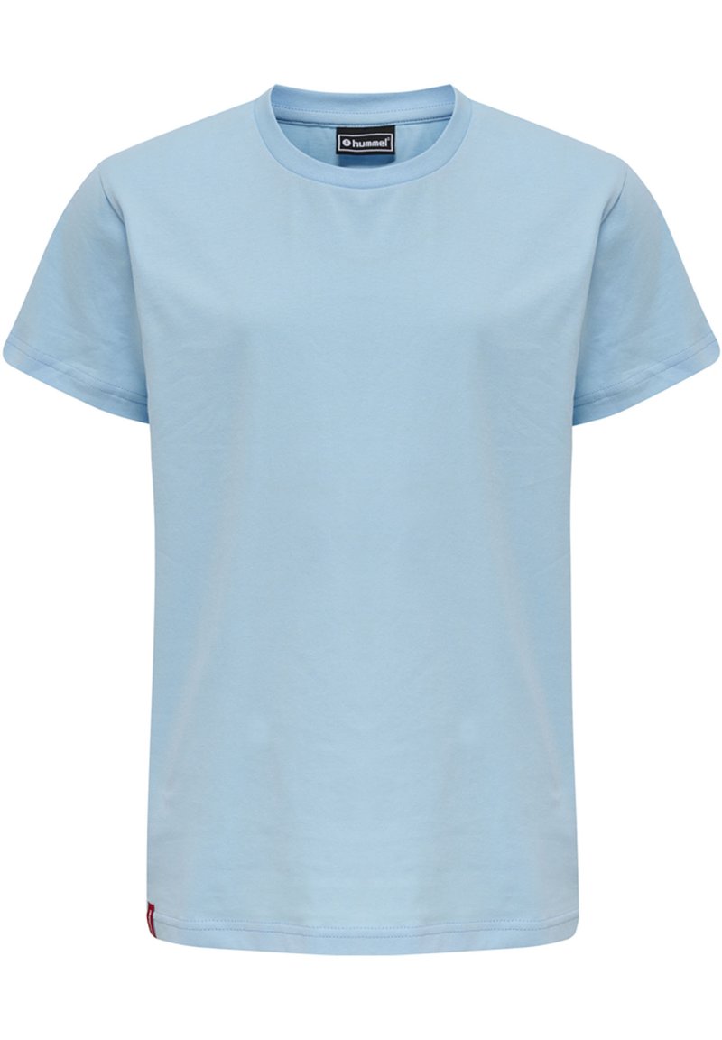 Ljusblå bomullströja med rundad hals, korta ärmar, rak skärning och en liten röd etikett vid nederkanten på vänstra sömmen.