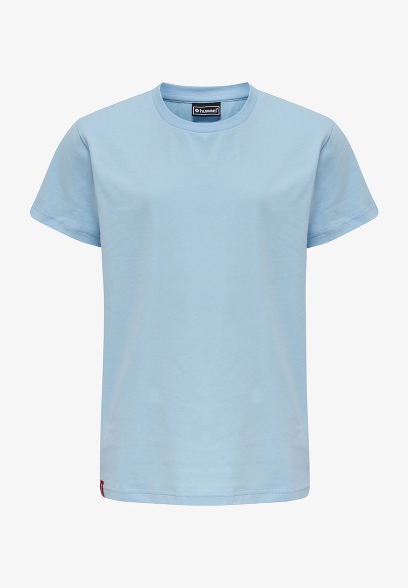 Ljusblå bomullströja med rundad hals, korta ärmar, rak skärning och en liten röd etikett vid nederkanten på vänstra sömmen.