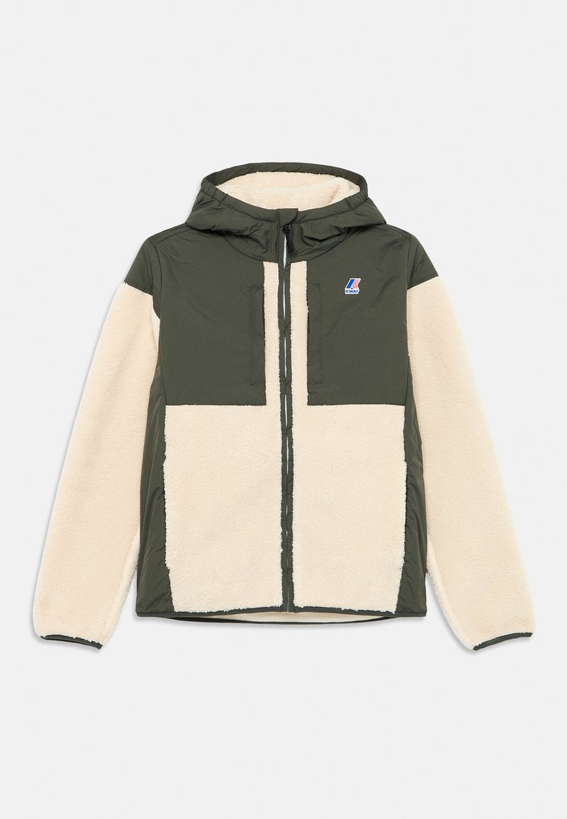 Chaqueta con capucha que presenta una parte superior de nailon verde oscuro y una parte inferior de forro polar crema, con un cierre frontal y parche con el logo en el pecho.