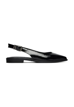 Zwarte lakleren slingback platte schoen met spitse neus, verstelbare zijgesp en lage hak op witte achtergrond.