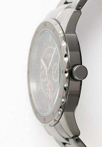 Herren-Armbanduhr aus Edelstahl mit schwarzem Zifferblatt, silbernen Akzenten, drehbarer Lünette und strukturiertem Gehäuse. Verfügt über eine markante Krone und leuchtene Zeiger.