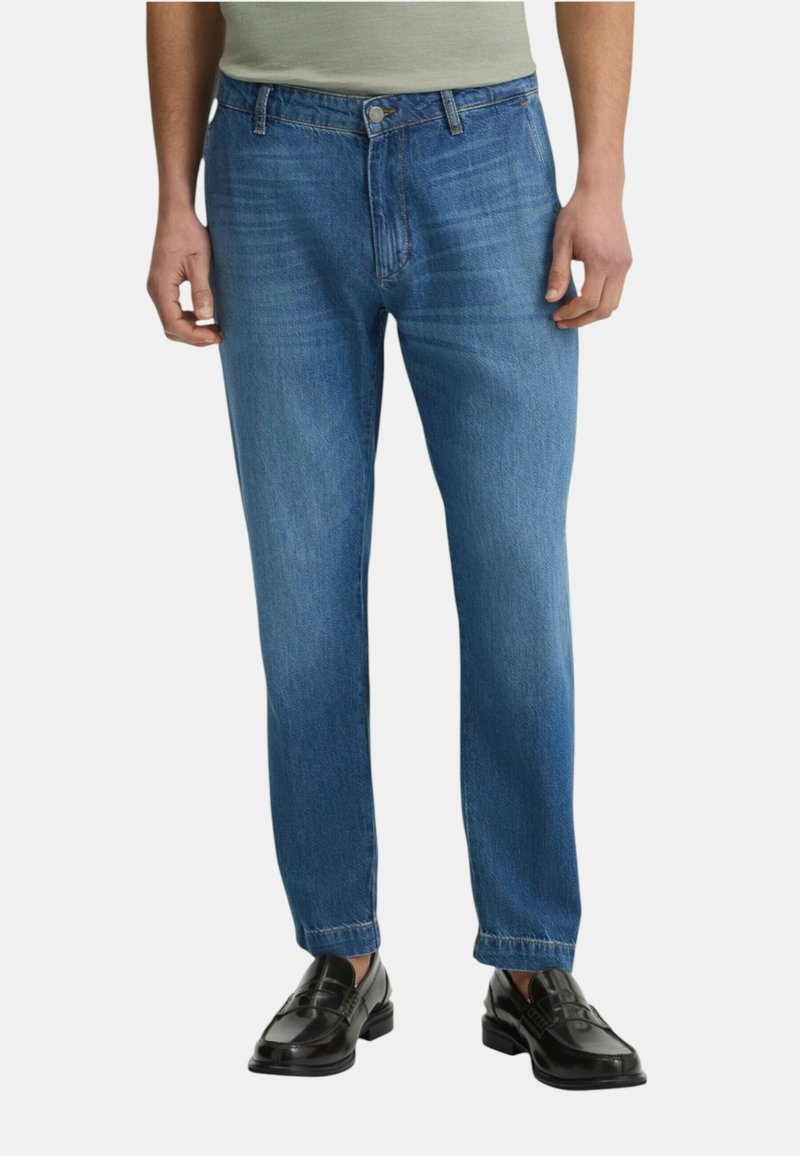 Jeans in denim blu con taglio dritto, caratterizzati da una vita a media altezza, cuciture a contrasto e un classico design a cinque tasche.