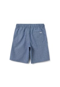 Blauwe shorts met een elastische tailleband, gemaakt van gestructureerde stof. Bevat een enkele achterzak en een klein merklabel op de zak.