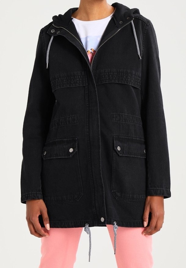 Mustat farkkutakki hupulla, jossa on erottuvat kiristysnyörit, kaksoiset etutaskut ja puolipitkä muotoilu. Takissa on myös teksturoidut paneelit.