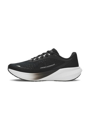 Scarpa da corsa Under Armour bianca e nera con suola spessa, design con lacci e tomaia in mesh traspirante, vista laterale su sfondo bianco.