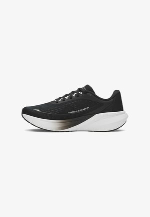 Scarpa da corsa Under Armour bianca e nera con suola spessa, design con lacci e tomaia in mesh traspirante, vista laterale su sfondo bianco.