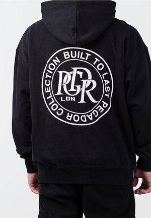 Sudadera negra con capucha que presenta un gran gráfico circular blanco en la parte posterior con el texto: "BUILT TO LAST" y "PGR LDN COLLECTION."