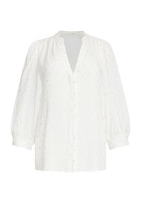 Witte blouse met een V-hals, knoopsluiting en lange pofmouwen. De stof heeft een subtiele textuurpatroon met kleine gouden accenten.