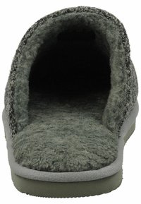 Grijze gevoerde pantoffel met een zachte, gestructureerde binnenkant. Het heeft een geveerde zool en een gladde buitenkant, met een ronde vorm voor extra comfort.
