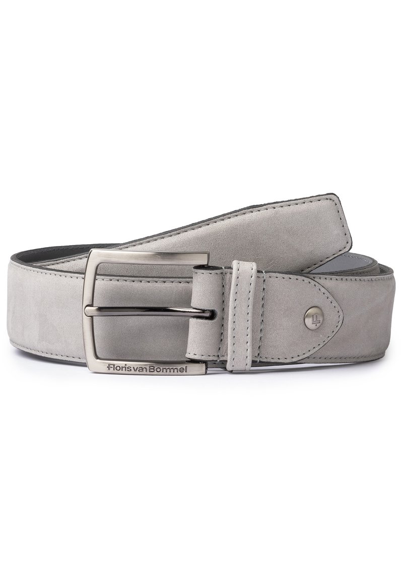Cintura in suede grigio con finitura liscia, dotata di una fibbia in metallo argentato e di un logo impressa. La cintura ha un design pulito e minimalista.