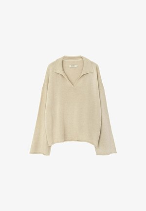 Beżowy, dziergany sweter z dekoltem w serek i kołnierzem. Charakteryzuje się szerokimi rękawami i luźnym, krótkim krojem. Miękka faktura z detalami w prążki.