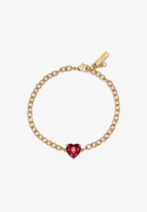 Gouden kettingarmband met een hartvormige donkerroze edelsteen in het midden. Voorzien van een karabijnsluiting en een merkembleem met een kleine, heldere accentsteen.