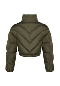 Zkrácená olivově zelená péřová bunda s vysokým límcem a vzorem prošit�í ve tvaru šipky. Má stažený lem a objemné rukávy.