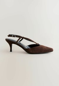 Ruskea mokkanahkainen slingback-kenkä, jossa on kapeneva kärki, ohut nilkkahihna ja 5 cm korko. Sileä musta pohjallinen ja tyylikäs muotoilu.