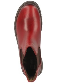 Červená kožená kotníková bota s elastickými bočními panely, kulatou špičkou a kontrastními hnědými akcenty. Hladká textura a jemný lesklý povrch.