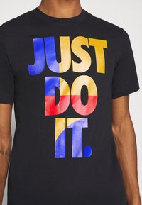 Nike Sportswear Triko s potiskem - black