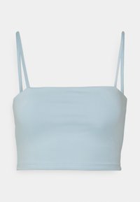 Top cropped azul claro com alças finas, feito de um tecido suave. Apresenta um design simples e ajustado, sem padrões ou adornos.