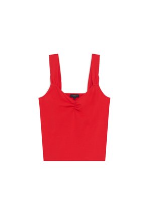 Rode mouwloze top van zachte stof met een geplooide voorkant, brede schouderbanden en een aansluitende silhout. Eenvoudig ontwerp zonder extra patronen.