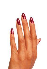 Smalto per unghie rosso lucido applicato su cinque dita, con forma arrotondata e superficie liscia. La mano è posizionata con il palmo rivolto verso l'alto.