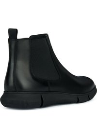 Bottes Chelsea en cuir noir avec des panneaux latéraux élastiques, un onglet de traction et une semelle en caoutchouc texturée. Design élégant avec des accents minimaux.