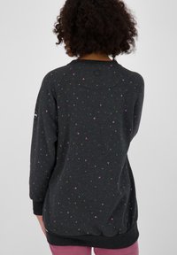 Sudadera de color gris oscuro con pequeños patrones de triángulos multicolores, mangas raglán, cuello redondo y puños y dobladillo acanalados.