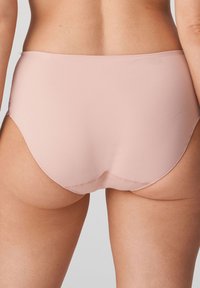 Ljust rosa underkläder med en slät yta, hel täckning, och sömlösa kanter för komfort och en diskret passform.