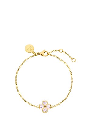Goldenes Kettenarmband mit einem vierherzigen rosa Edelsteinblumenanhänger und einem runden goldenen Anhänger in der Nähe des Verschlusses.