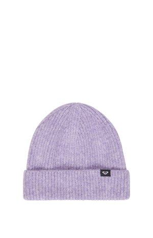 Gorro tejido de color lila claro con ala doblada y pequeña etiqueta negra con un logo de corazón blanco en el puño.