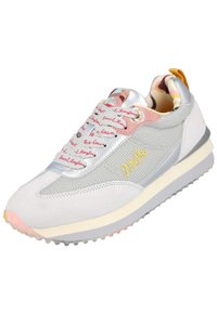 Zapatilla gris claro con una combinación de malla y ante. Presenta detalles en plata, cordones rosas con texto y un interior estampado. Suela de goma.