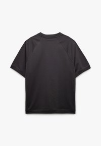 Sort kortærmet t-shirt med rund halsudskæring, lavet af et glat tekstil. Har raglanærmer og en lige kant forneden.