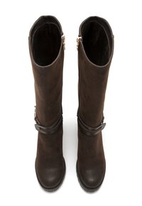 Botas altas marrones de ante texturizado, con un diseño de correas que incluye un acento circular y una cremallera lateral para un fácil uso.