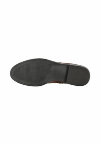 Zapato de cuero marrón con parte superior trenzada, suela de goma negra, agarre texturizado y detalle en el tacón. Forma plana y acabado suave.