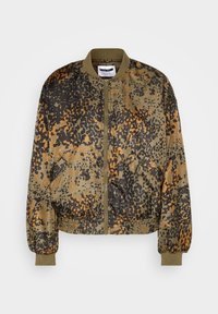 Kurtka bomber w kamuflażowym wzorze w ziemistych odcieniach zieleni, czerni i pomarańczy. Posiada zamek błyskawiczny z przodu oraz ściągacze przy mankietach i dolnym brzegu.