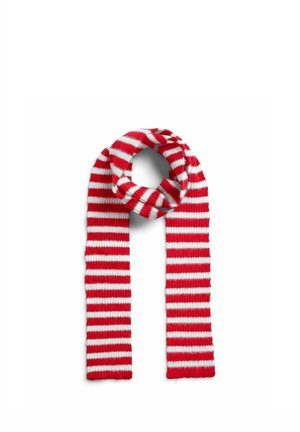 Écharpe tricotée avec des rayures horizontales rouges et blanches alternées, pliée en boucle en haut sur fond blanc.