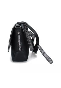 Černá kožená kabelka se strukturovaným tvarem, stříbrnými prvky a vzorovaným nastavitelným popruhem v šedých a černých tónech.