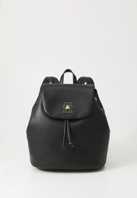 Schwarzer Leder-Rucksack mit runder Form, Kordelzugverschluss und einem Deckel mit goldfarbenem Logo. Strukturierte Oberfläche mit verstellbaren Trägern.