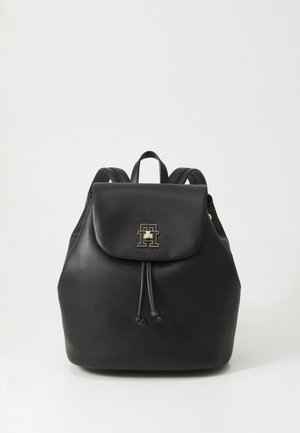 Zaino in pelle nera con forma arrotondata, chiusura a cordoncino e un flap con un logo dorato. Superficie texturizzata con spallacci regolabili.
