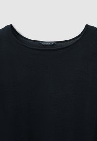Top in maglia nera a costine con un ampio scollo rotondo. Etichetta visibile all'interno del colletto, etichettata "CALLIOPE," taglia piccola. Texture liscia, design aderente.