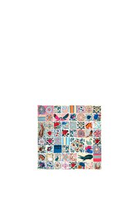 Meerkleurige vierkante textiel met bloemen- en dierenmotieven in blauw, roze en rood. Verschillende ingewikkelde ontwerpen zijn gerangschikt in een rooster.
