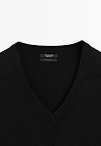 Zwarte kasjmier sweater met een V-hals ontwerp. Heeft een zachte textuur, een geribbelde halslijn en een merklabel dat aan de binnenkant is gestikt.