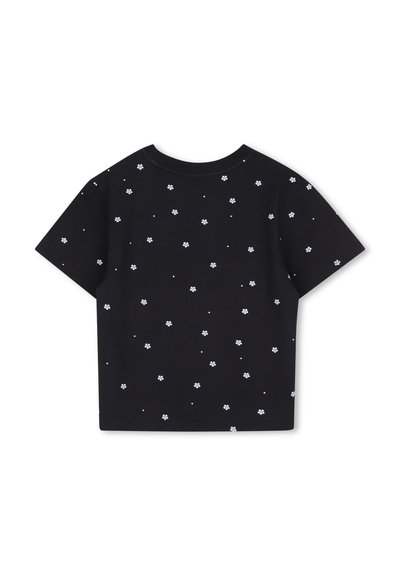 Μαύρο cropped t-shirt με κοντά μανίκια και μικρά λευκά λουλουδάτα σχέδια διάσπαρτα ομοιόμορφα σε όλο το ύφασμα.