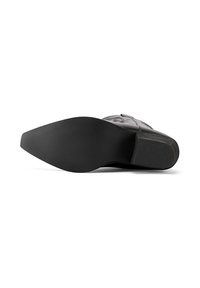 Suola di scarpa nera con una superficie texturizzata; forma leggermente arrotondata e un tacco leggero; realizzata in un materiale di gomma liscia con scanalature verticali.