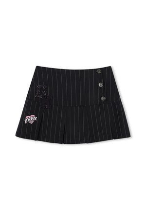 Mini-jupe plissée noire à fines rayures avec trois boutons décoratifs et patches, incluant un cœur rose et blanc avec le logo DKNY.