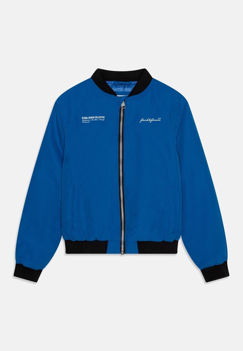 Veste bombardier bleue avec col et poignets en côte noirs, dotée d'une fermeture éclair argentée, de deux poches latérales et de détails en texte blanc sur la poitrine.